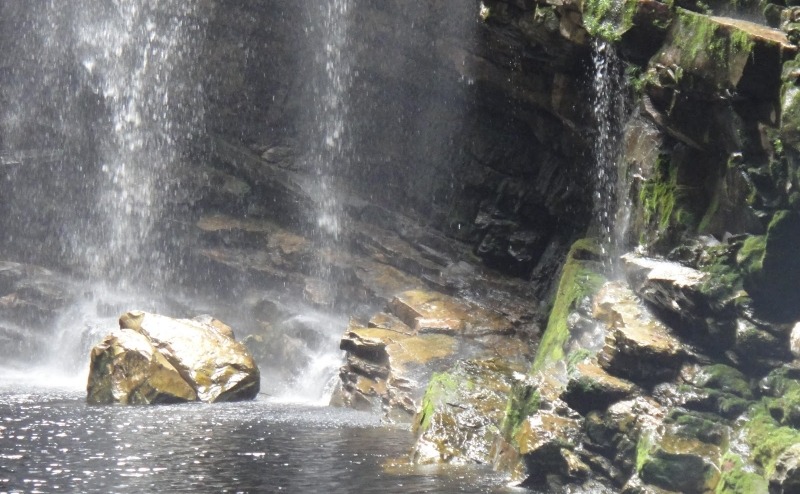Caminhada de aventura sobre pedras no leito do rio rumo ao Sossego